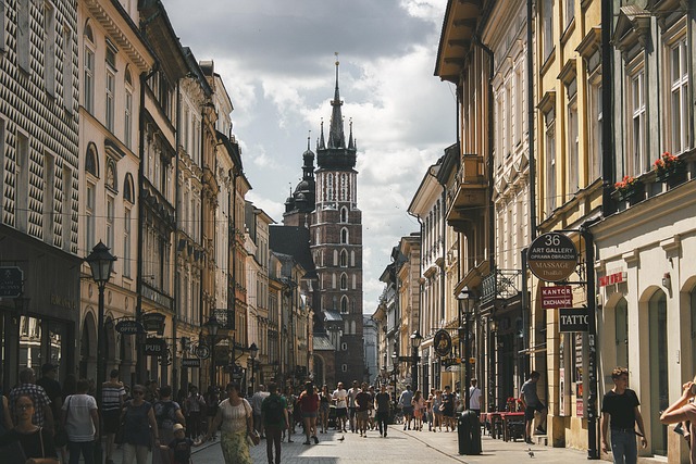 Odkrywanie ukrytych podziemnych kanałów odwadniających z XV wieku pod ulicą Grodzką w Krakowie